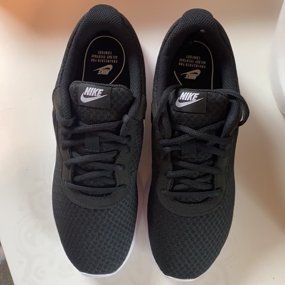 Nike - Picture 2 of 5